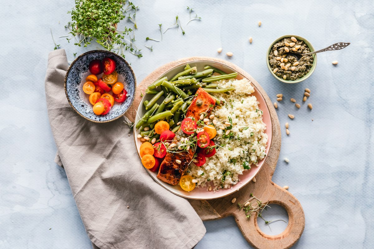 Colorful healthy salad bowl with fresh vegetables