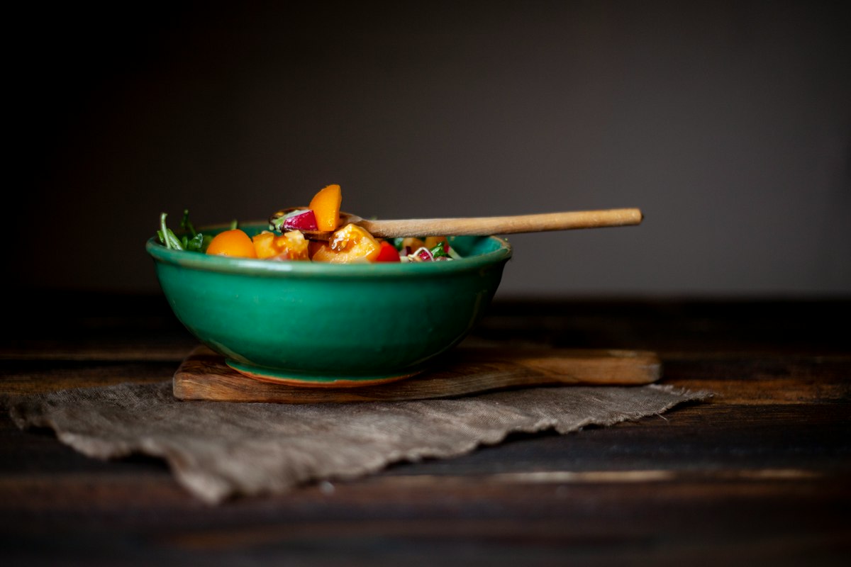 Chickpea and roasted pepper salad bowl