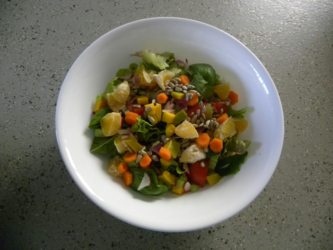 Avocado and spinach salad with walnuts